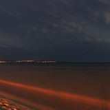 Der Strand kurz nach dem Sonnenuntergang, bevor es ganz dunkel ist. Der Blick geht Richtung Südost (s'Arenal). Die Marsrote Färbung des Strandes kommt durch die längere Belichtungszeit und die künstliche Beleuchtung der Strandpromenade. <br />